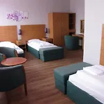 休伯特诺夫匝姆吉酒店 3* Nové Zámky