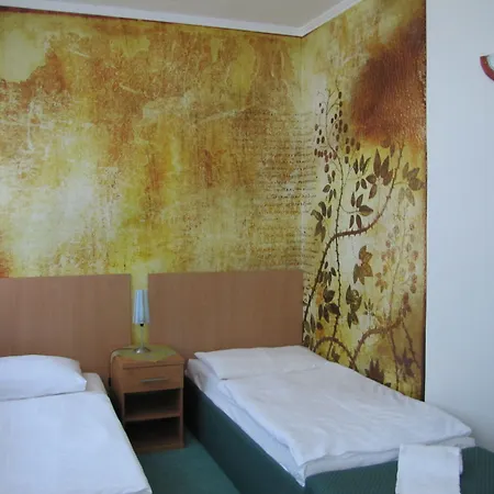 Hubert Hotel 3*