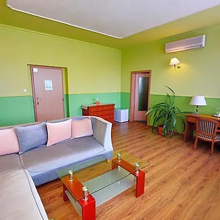Отель Hubert 3*
